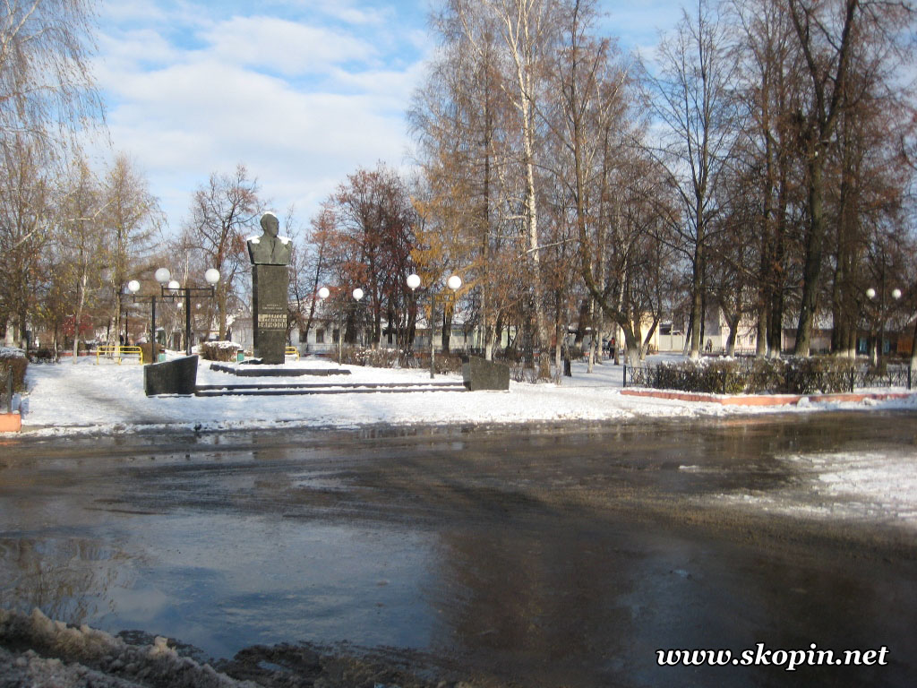 Памятник Бирюзову С.С.