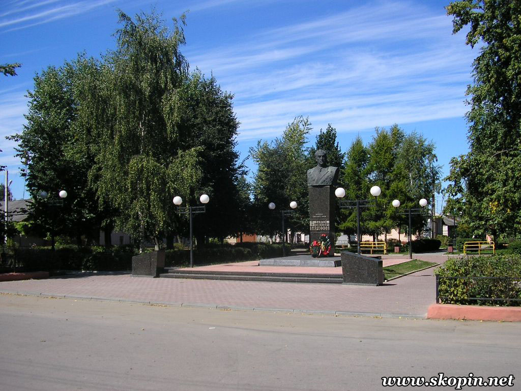 Памятник Бирюзову С.С.